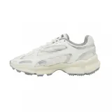 Championes Lacoste modelo L003 2K24, de diseño deportivo y urbano. Presentan una combinación de malla técnica y superposiciones sintéticas en color blanco con detalles plateados. Cuentan con una suela robusta de goma en tono crema con relieve dentado para mayor tracción.