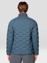 Campera técnica acolchada de plumón, color azul, con cierre frontal de dos vías, cuello alto, bolsillo en el pecho con cierre y bolsillos laterales. Presenta una construcción elástica tejida que permite mayor libertad de movimiento.