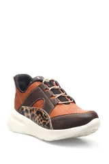 Zapatillas deportivas de cuero color marrón con detalles en animal print y cordones.