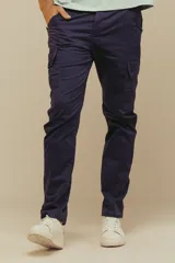 Pantalon cargo color marrón, de corte ajustado, con bolsillos laterales con solapa y cierre frontal.