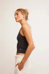 Musculosa gris oscuro de tejido elástico, con escote cuadrado y breteles anchos.