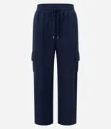 Pantalón largo verde militar de corte fluido, con cintura elástica, cordón de ajuste y bolsillos cargo en los laterales.