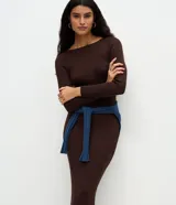 Vestido midi de punto acanalado de la marca Marfinno, color negro, de corte ajustado, con cuello barco y mangas largas.