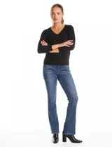 Buzo de tejido fino con escote en V y mangas tres cuartos. Presenta un diseño liso y entallado, ideal para un look casual y versátil.