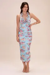 Vestido midi celeste con estampado floral multicolor, escote halter con volados fruncidos y diseño completamente fruncido al cuerpo.