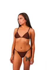 Conjunto de bikini marrón chocolate, compuesto por un corpiño triangular con tiras finas ajustables que se atan al cuello y a la espalda, y una bombacha cavada con laterales regulables con tiras.