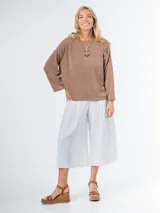 Sweater marrón de tejido de punto, con mangas 3/4 y cuello redondo.