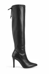 Bota stretch de caña alta color negro, con taco fino alto y punta fina. Cuenta con cordón ajustable en la parte superior trasera.