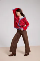 Pantalon de jean color marrón con estampado sutil de flores, de corte ancho y tiro medio.
