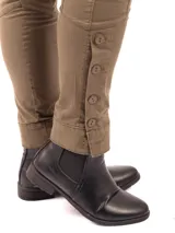 Pantalón de montar negro tableado, de corte ajustado y tiro alto, con detalles de botones en el tobillo.