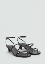 Sandalias de tacón kitten negro con múltiples tiras finas ajustables mediante hebillas metálicas doradas.
