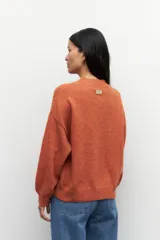Sweater fucsia de punto con cuello alto y mangas largas abullonadas con puños elastizados. Tejido con mezcla de lana.