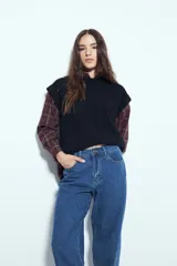 Pantalón de denim con corte barrel, de silueta relajada y tiro medio, en color gris lavado.