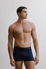 Boxer de algodón con cintura elástica negra, diseño ajustado y cómodo.