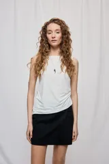 Short cruzado de tiro medio con diseño frontal tipo falda, color negro, de líneas simples y calce cómodo.