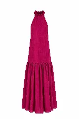 Vestido largo marrón de crepe texturizado, con cuello halter fruncido, diseño holgado y falda larga con vuelo.