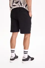 Bermuda de gabardina con spandex, cintura elastizada y cordón ajustable, de corte recto y color azul marino.