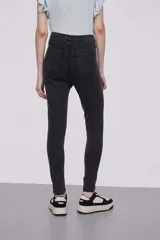 Calza de jean azul oscuro, corte skinny y tiro alto.