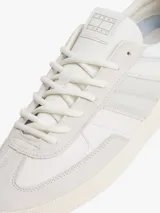 Zapatillas deportivas de estilo vintage confeccionadas en ante, con paneles tonales de texturas a contraste, cierre con cordones y suela cupsole de goma.