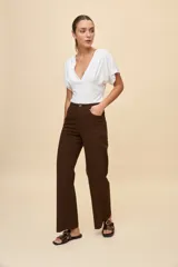 Pantalón wide leg de tiro alto color blanco, con diseño de cinco bolsillos y corte amplio.
