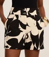 Short de vestir de poliéster con elastano, de tiro alto, con estampado floral en blanco y negro. Tiene cierre tradicional con botones dobles y bolsillos simulados en la parte trasera.