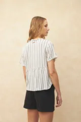 Blusa blanca con finas rayas verticales negras, de manga corta con volados y escote en V con pequeños botones y detalle de volado en el borde.