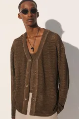 Cárdigan de punto con tejido de crochet en mezcla de algodón, de corte relajado, cuello en pico y cierre frontal con botones.