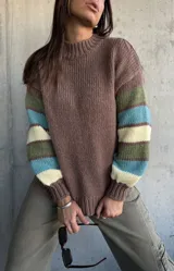 Sweater de tejido de punto con cuerpo en color marrón y mangas con diseño de rayas horizontales en tonos verde, turquesa y crema. Presenta cuello redondo y puños acanalados.