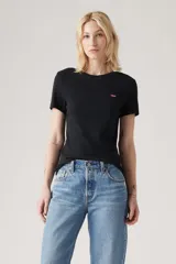 Remera negra de manga corta con cuello redondo y logo rojo de Levi's en el pecho.