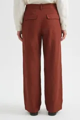 Pantalón ancho de viscosa color marrón, con pinzas frontales y tiro alto.