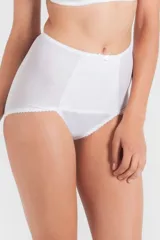 Bombacha tiro alto color blanco, confeccionada con tela que contiene fibra LYCRA®. Pieza frontal reforzada para mayor contención de abdomen bajo. Cola cerrada clásica.