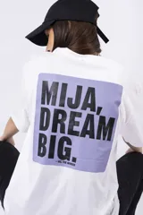 Remera negra de corte oversize con estampado frontal que dice "MIJA DREAM BIG" en tipografía blanca y rosa.