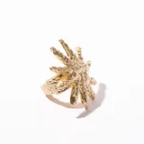 Anillo dorado con forma de estrella texturizada.