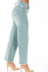 Pantalón de jean celeste de corte recto con terminaciones desflecadas.