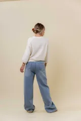 Jean wide leg de tiro alto con costura frontal decorativa, bolsillos delanteros con remaches y bolsillos traseros amplios. Presenta un interior afelpado para mayor abrigo.