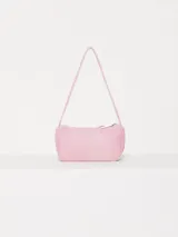 Cartera mini tipo baguette color gris con efecto gastado, confeccionada en cuero ovino. Tiene correa corta de hombro, cierre metálico, bolsillo interno y dos bolsillos frontales con apliques metálicos níquel.