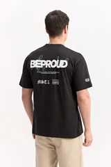 Remera oversize de algodón color negro, con diseño amplio y estampa en la espalda que incluye texto en relieve y gráficos.