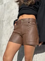 Short de tiro medio confeccionado en ecocuero de alta calidad, con bolsillos delanteros y diseño de estilo urbano.