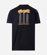 Remera negra de algodón con estampado localizado de la banda Aerosmith en tonos naranja y amarillo. Presenta cuello redondo y manga corta.