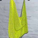 Top de fiesta color verde flúor con espalda descubierta y tirantes plateados.