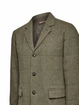 Chaqueta de hombre color marrón con patrón de espiga, cuello con solapa, cierre de tres botones y bolsillos frontales con solapa.