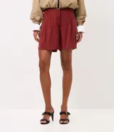 Short femenino Marfinno de modelaje suelto y caída liviana, color verde militar, con cintura con pasadores, pinzas frontales, bolsillos laterales y bajo recto. Incluye un cinturón fino de rafia con hebilla metálica.