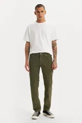 Pantalón de pana verde oliva, corte slim fit, tiro medio y cinco bolsillos.