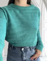 Sweater tejido de punto color verde agua, con cuello redondo y mangas largas.