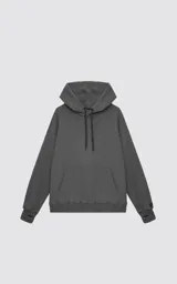 Hoodie oversize color gris oscuro, confeccionado en frisa premium con textura gamuzada. Presenta capucha ajustable con cordones personalizados, bolsillo frontal tipo canguro y puños con abertura para el pulgar.