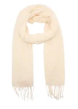 Fular color beige de textura gofrada con terminación de flecos en los extremos.