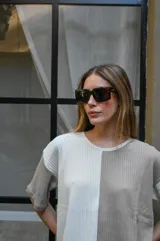 Lentes de sol con montura gruesa de forma cuadrada/rectangular, color verde oliva translúcido, y cristales tintados en tono ámbar/marrón claro.