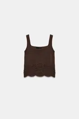 Top corto de tejido de punto color marrón oscuro, con escote cuadrado y tirantes anchos. Presenta un detalle de calado tipo crochet en el ruedo con borde festoneado.