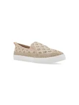 Alpargatas tipo slip-on Hush Puppies, color beige, con capellada de tejido de yute y diseño calado. Presenta una suela blanca de caucho termoplástico con detalle de yute trenzado en el borde.