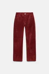 Pantalón de tiro medio confeccionado en 100% piel de ante, con diseño de cinco bolsillos, corte recto y cierre frontal con cremallera y botón metálico.